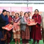 मंत्री गणेश जोशी के जन्मदिवस (31 जनवरी) के अवसर पर जनसेवा की भावना को समर्पित “सेवा सप्ताह” के अंतर्गत आंगनबाड़ी कार्यकत्रियों एवं सहायिकाओं को सम्मानित करते विधानसभा अध्यक्ष ऋतु खंडूड़ी एवं मंत्री गणेश जोशी