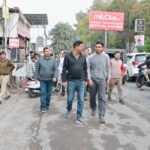 रोड कटिंग के बाद अधूरे काम और सड़कों पर मलबा देख डीएम सविन बंसल ने लगाई फटकार