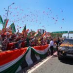 रोड शो के दौरान सड़कों पर उमड़ी हजारों लोगों की भीड़