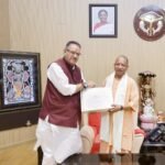 मंत्री गणेश जोशी ने मुख्यमंत्री योगी आदित्यनाथ को उत्तराखंड के “हाउस ऑफ हिमालयाज” ब्रांड के स्थानीय उत्पादों से निर्मित किट भेंट की