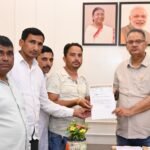 ग्राम पंचायत कार्लीगाड़ में जमा मलवे को लेकर ग्रामीणों के प्रतिनिधिमंडल ने मंत्री गणेश जोशी को ज्ञापन सौंपा