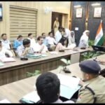 जिलाधिकारी डॉ. आशीष चौहान ने ओलावृष्टि प्रभावित किसानों को शीघ्र मुआवजा दिलाने के निर्देश दिए