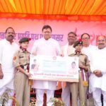 मुख्यमंत्री पुष्कर सिंह धामी का थारू सांस्कृतिक नृत्य और अंगवस्त्र ओढ़ाकर हुआ जोरदार स्वागत