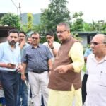 गणेश जोशी ने क्षतिग्रस्त सड़क का शीघ्र इस्टीमेट तैयार करने के दिए निर्देश