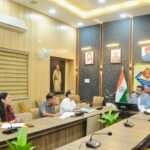 जिलाधिकारी डॉ. आशीष चौहान ने अधिकारियों को दिए निर्देश, सभी मामलों की नियमित मॉनिटरिंग सुनिश्चित करें