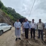 सतपाल महाराज ने बताया, पानी वाले मोड़ के पास लगभग 20 मीटर मार्ग हुआ था क्षतिग्रस्त