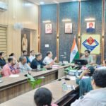 जिलाधिकारी डॉ. आशीष चौहान ने जोखिम वाली गर्भवती महिलाओं को तत्काल उच्च स्वास्थ्य संस्थान में रेफर करने के दिए निर्देश