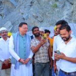 मुख्यमंत्री धामी ने मौके पर तैनात इंजीनियरों एवं श्रमिकों से किया संवाद, निर्माण कार्यों की प्रगति का लिया जायजा